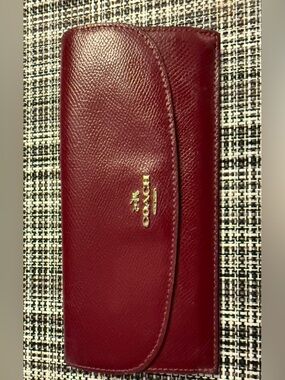 Vintage Y2K Coach burgundy leather wallet featuring rich pebbled leather.